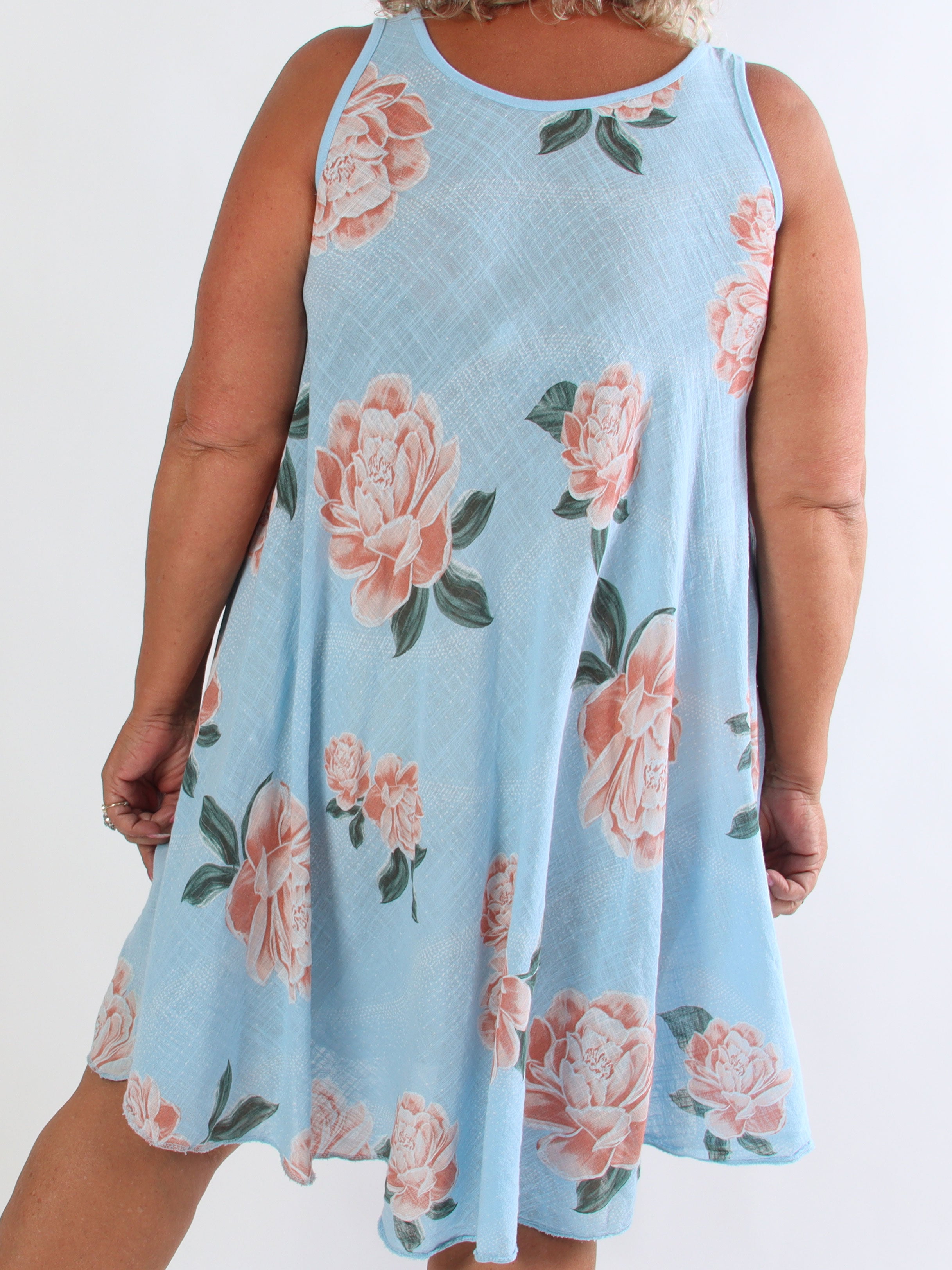 Safina - Plus size sommerkjole i hørlignende bomuld med rosemotiver